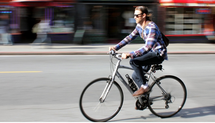 Cycliste et feu rouge : même règle pour tous ou presque